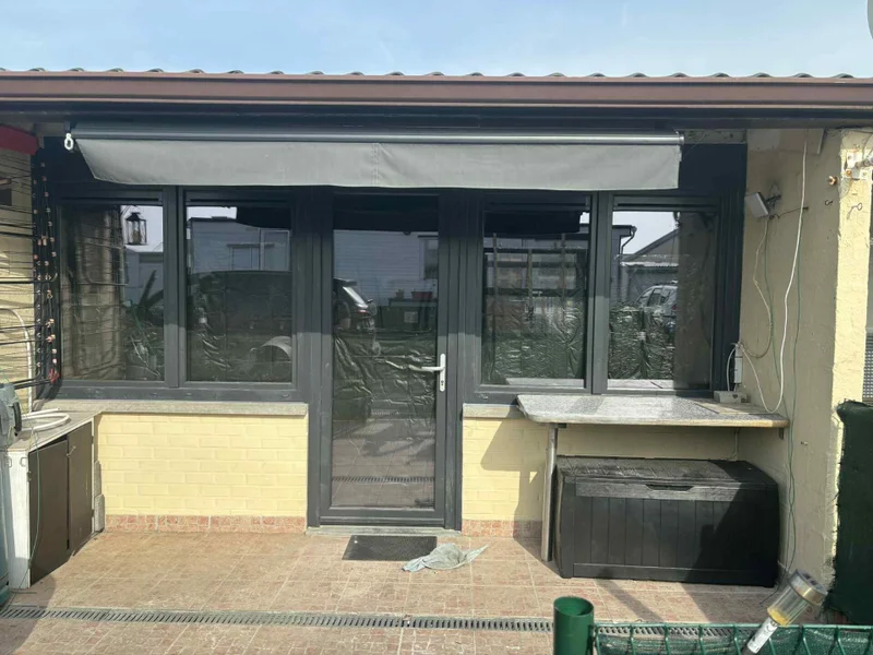 Portes-fenêtres et châssis PVC blanc, chantier résidentiel Hainaut