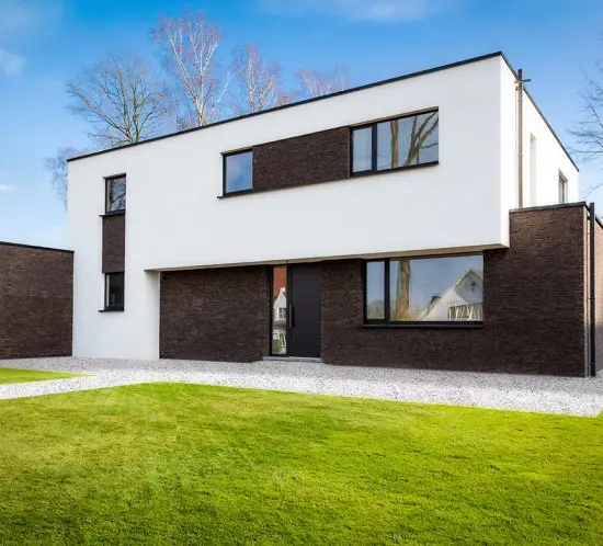 Façade contemporaine rénovée avec ensemble complet de châssis aluminium noir