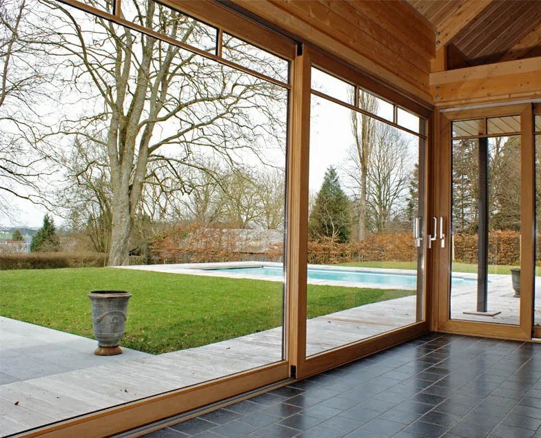 Châssis en bois massif au charme traditionnel, teinte naturelle