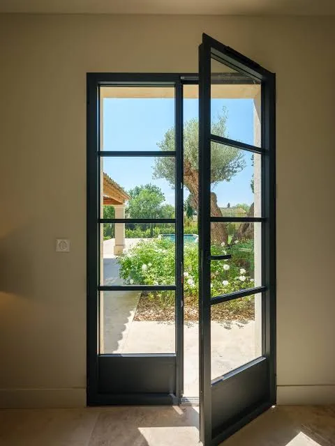 Baie coulissante et portes-fenêtres modernes ouvrant sur un jardin
