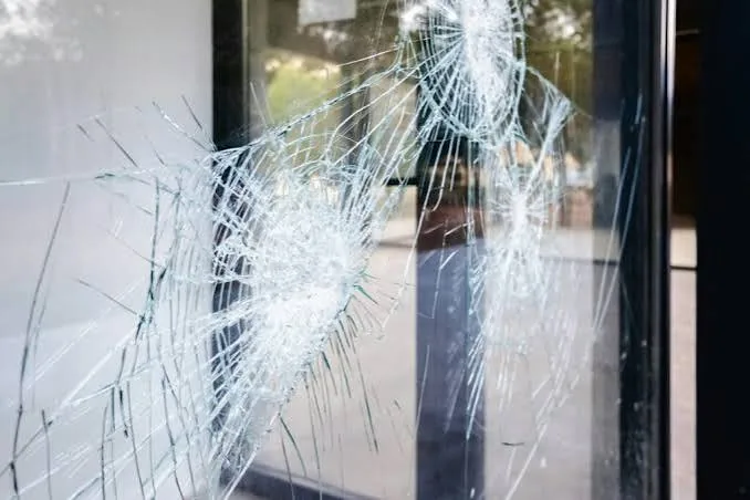 Porte d'entrée aluminium avec vitrage sécurisé pour sécurisation après effraction